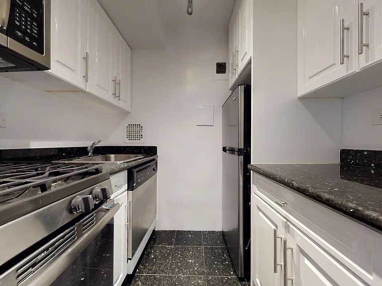 305 W 13th St #6-G — Photo 5