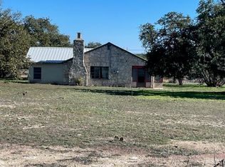 408 E San Antonio St, Rocksprings, TX 78880