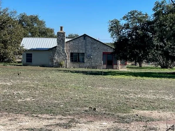 408 E San Antonio St, Rocksprings, TX 78880