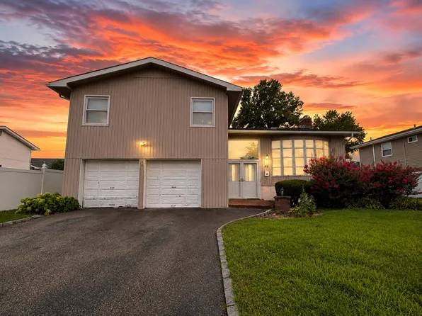 46 Barry Dr, Westbury, NY 11590