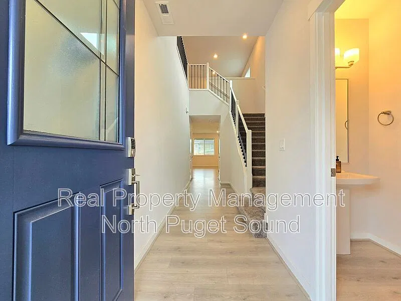 4 bed, 2.5 bath, 2618 sqft, $3,550 — Photo 4