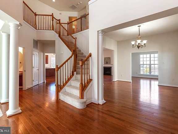 Dramatic 2-story foyer. Look at those floors