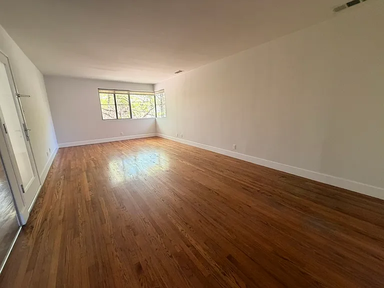 3138 S Barrington Ave #I — Photo 8