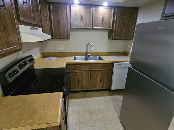 2324 E Locust St APT 111, Davenport, IA 52803