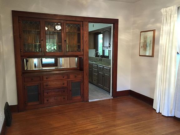 Charming dining room, nice size.