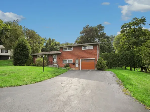 100 Oakridge Cir, Syracuse, NY 13209