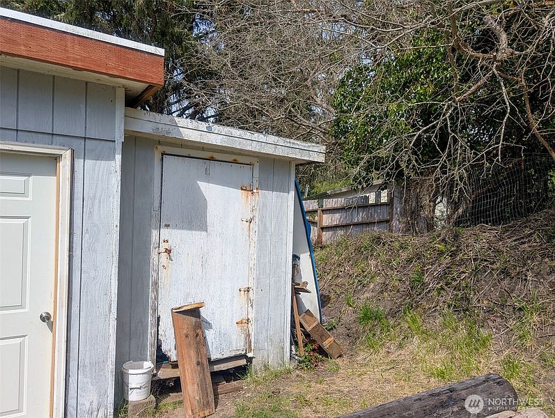 5th image of 808 Magellan Avenue NE