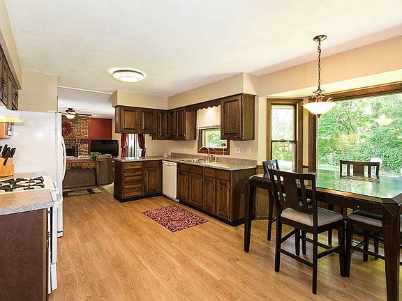 3rd image of 1569 Saratoga Ln