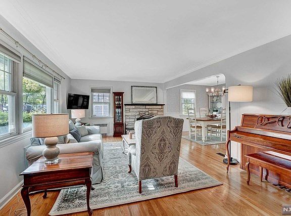 4th image of 324 Canterbury Dr