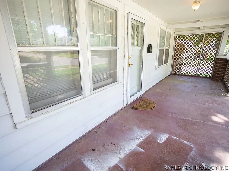 1147 S Florence Ave — Photo 6