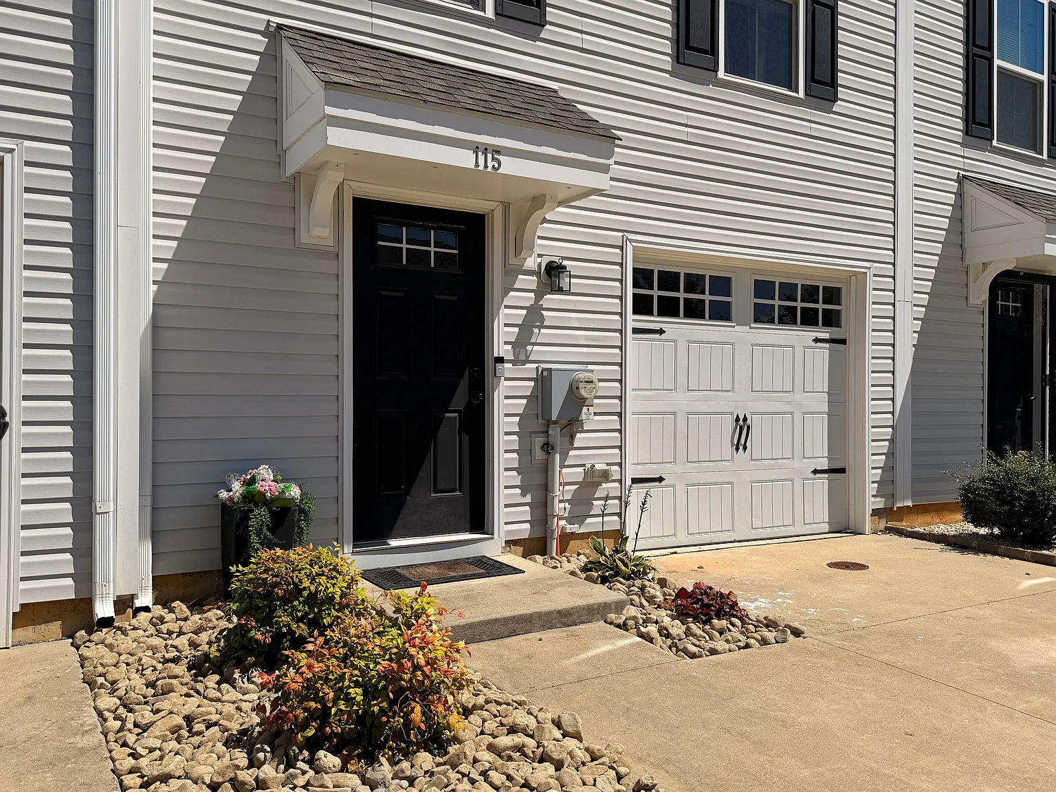 3 bed, 1320 sqft, $2,300 — Photo 2