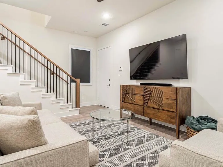 10211 Las Nubes Ave — Photo 11