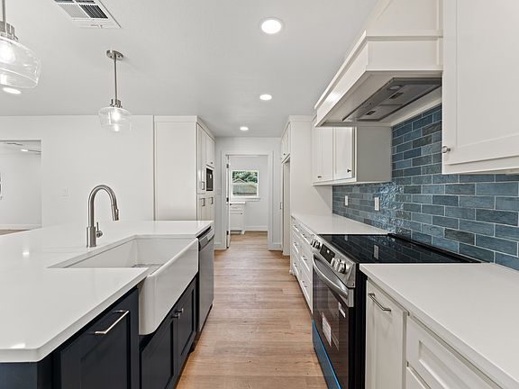 4th image of 2701 Macarthur Dr