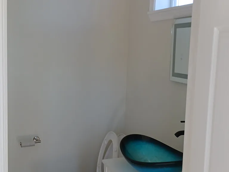 401 Howard St — Photo 3