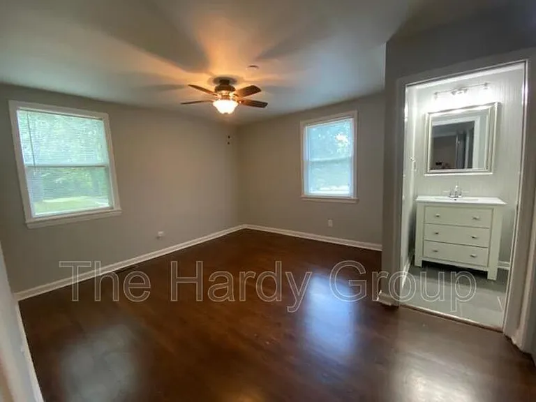 934 McKellar Dr — Photo 10