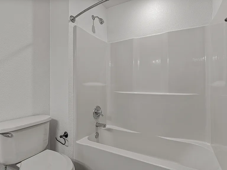 Upstairs Bathroom| Deerfield Crossing | Townhome