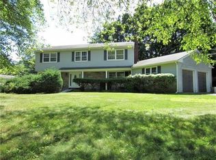 2 Meadowlark Ln, East Brunswick, NJ