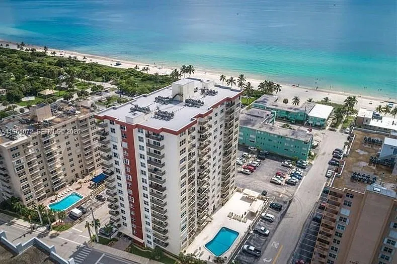 Oxford Towers Condo — Photo 2
