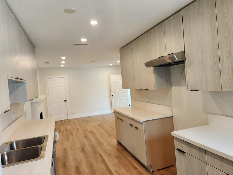950 1/2 N Serrano Ave — Photo 12