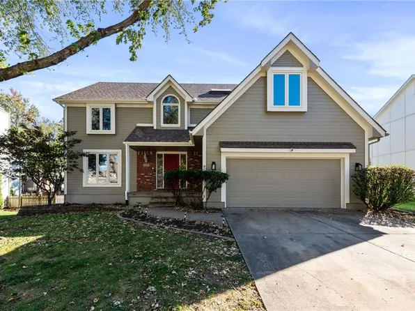 221 SE Sumpter Dr, Lees Summit, MO 64063