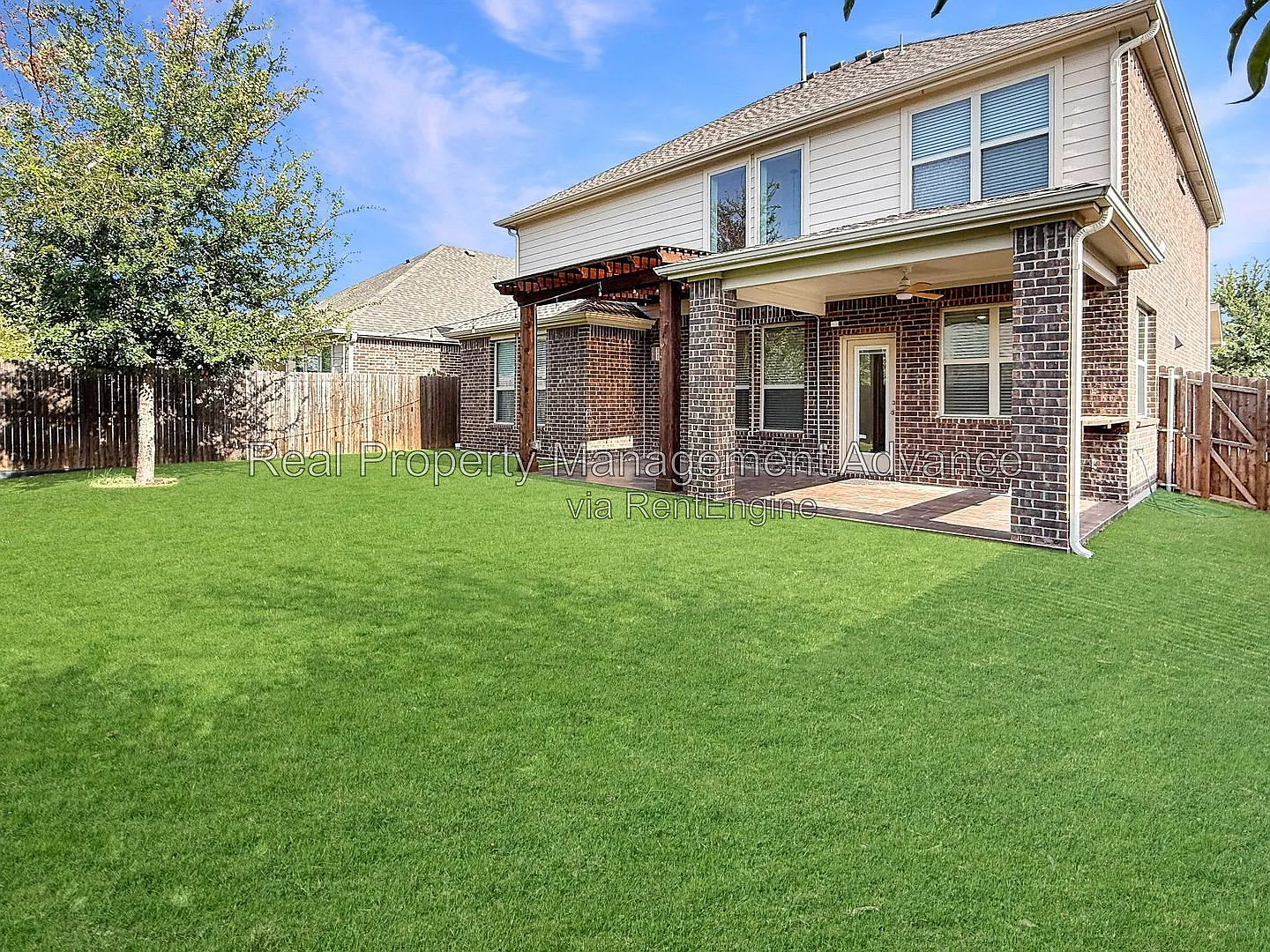 4 bed, 2.5 bath, 2490 sqft, $2,950 — Photo 2
