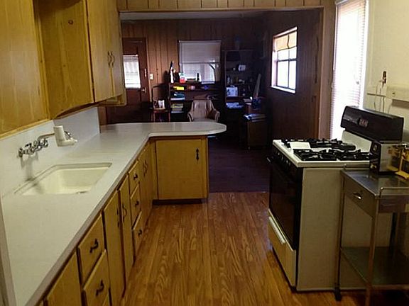 4th image of 1215 Clarence St
