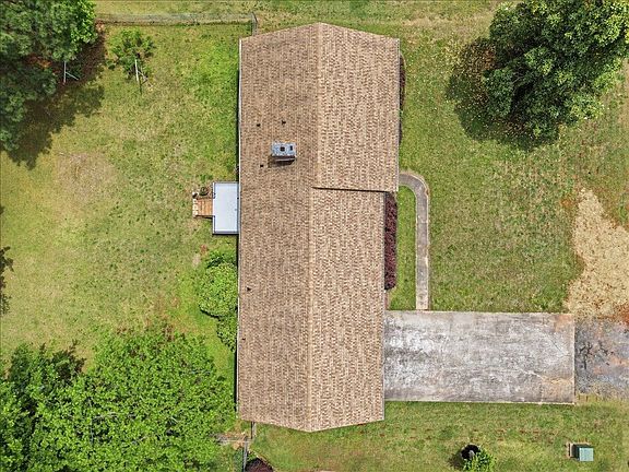 3rd image of 180 Gordon Dr
