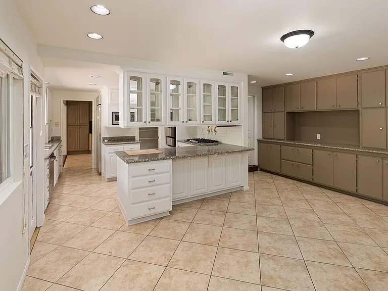 3102 Granville Ave — Photo 5
