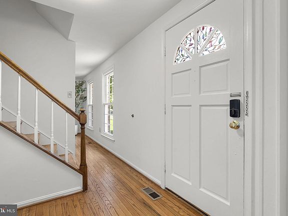 3rd image of 2229 Deckman Ln