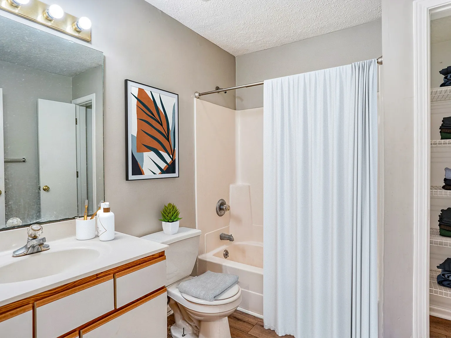 Holloway Street Apartments — Photo 3