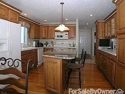 Kitchen : Gourmet kitchen with large granite island