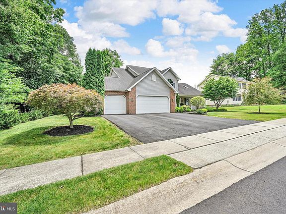 5th image of 13 Tall Oaks Dr