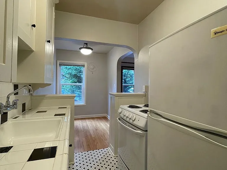 616 4th Ave — Photo 10
