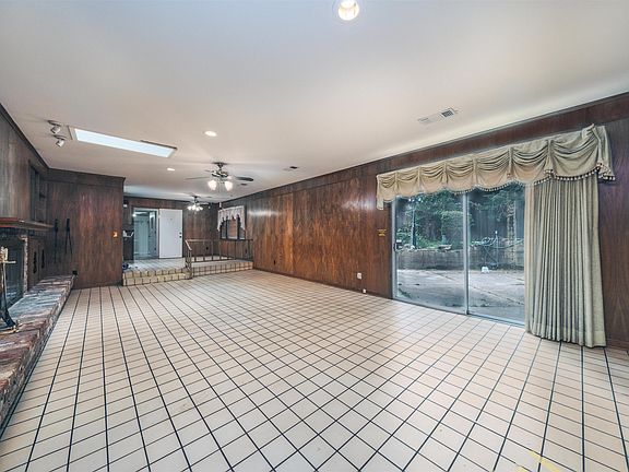 5th image of 1901 W Oak St