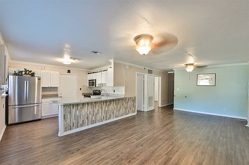 5th image of 7521 N Clark Ave