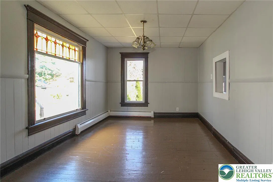 4 bed, 1.0 bath, 1885 sqft, $1,900 — Photo 4