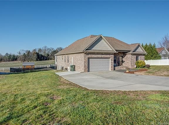 3rd image of 206 Cameron Dr