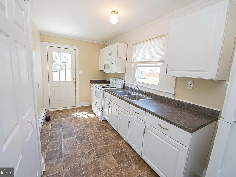 602 E Main St — Photo 32
