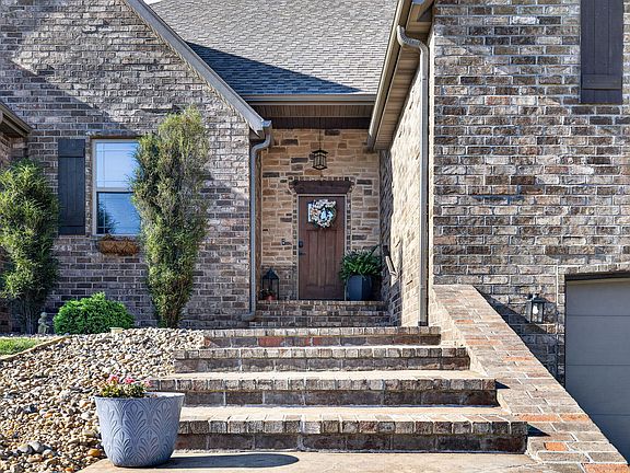 3rd image of 102 E Ironwood Drive