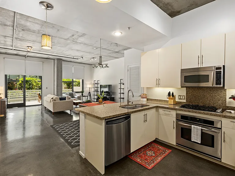 527 10th Ave #211 — Photo 4