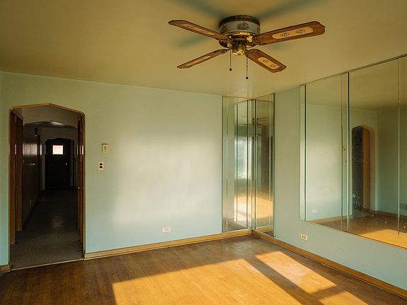 3rd image of 7557 S Damen Ave