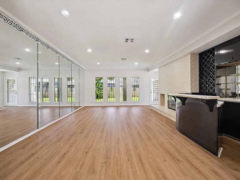 7618 Bankside Dr — Photo 2