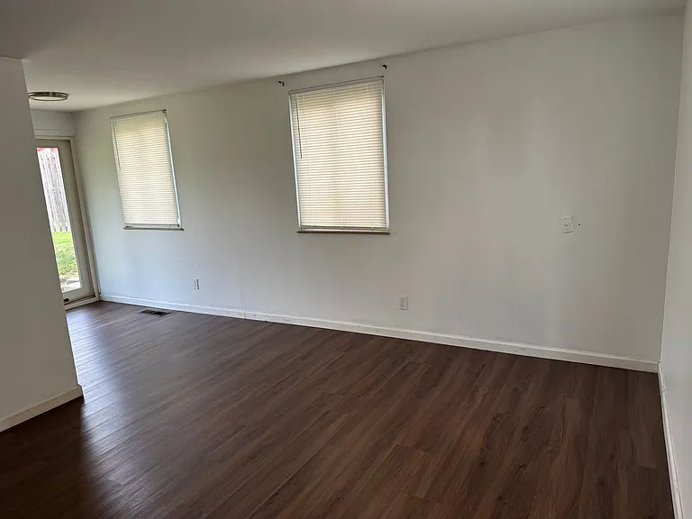 4942-4944 Beacon Hill Ct — Photo 4