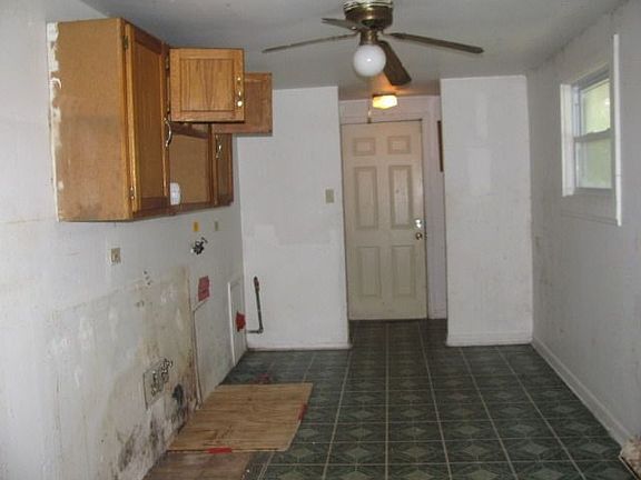 5th image of 16502 Oxford Dr