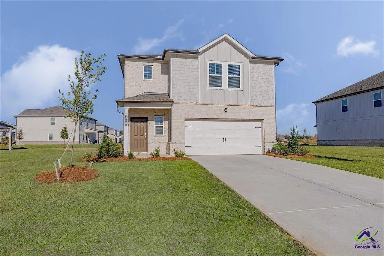 4 bed, 2.5 bath, 1950 sqft, $2,400 — Photo 2