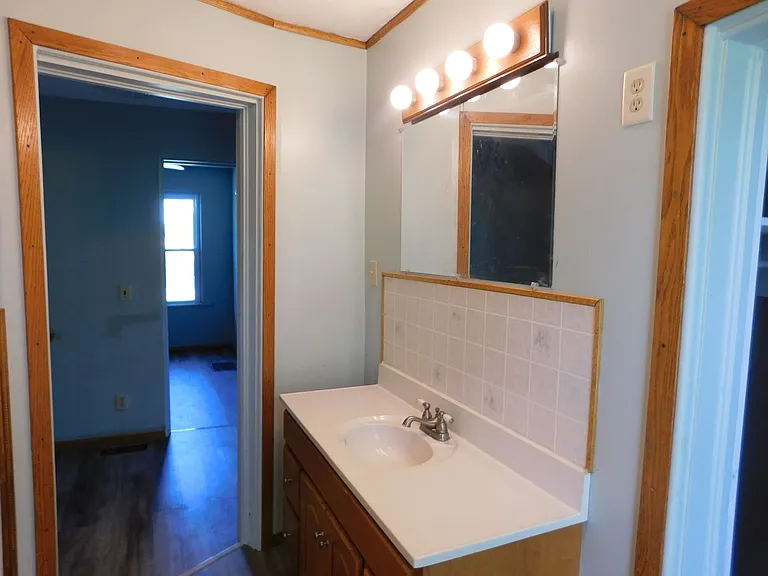 113 S Oak St — Photo 9