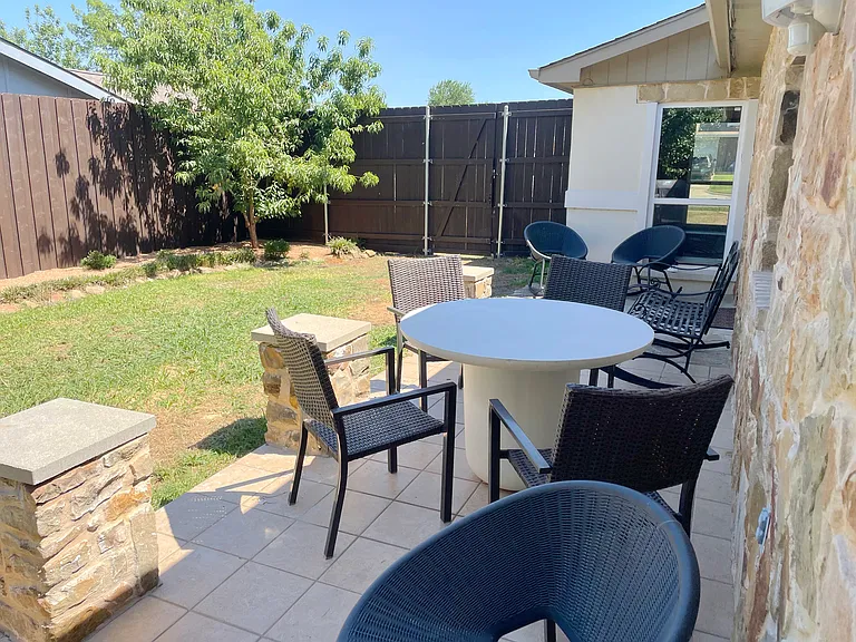 Spacious Backyard with Patio set and BBQ Grill