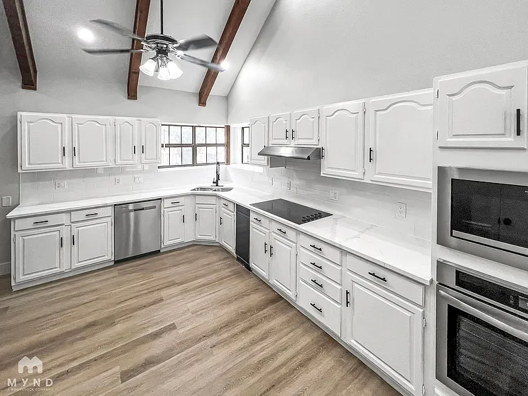 1215 Spring Lake Dr — Photo 5