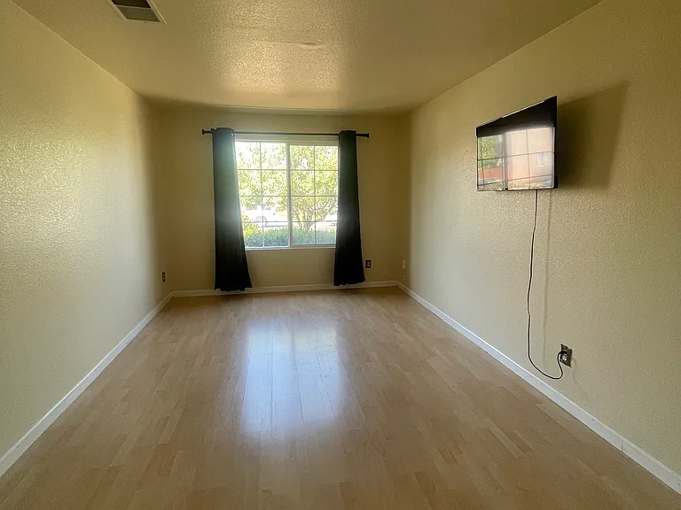 Onyx Ave — Photo 1