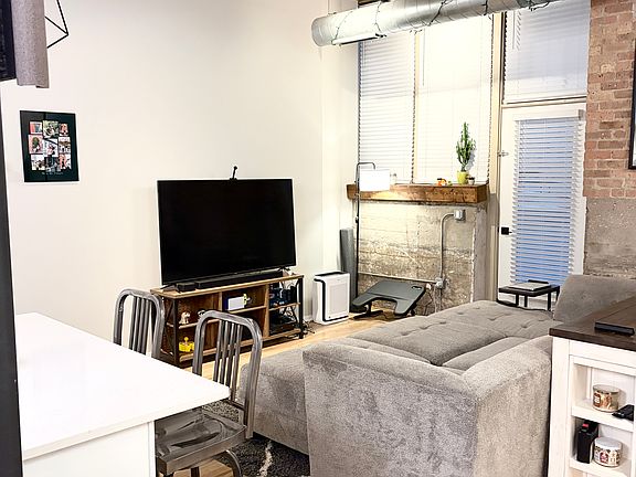 2nd image of 1500 W Monroe St Unit 119